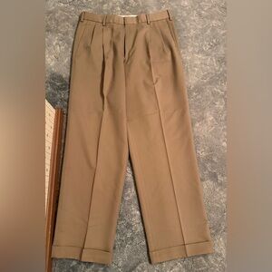 Men’s Dockers 32 x 30 Classic Fit Pleated Khaki